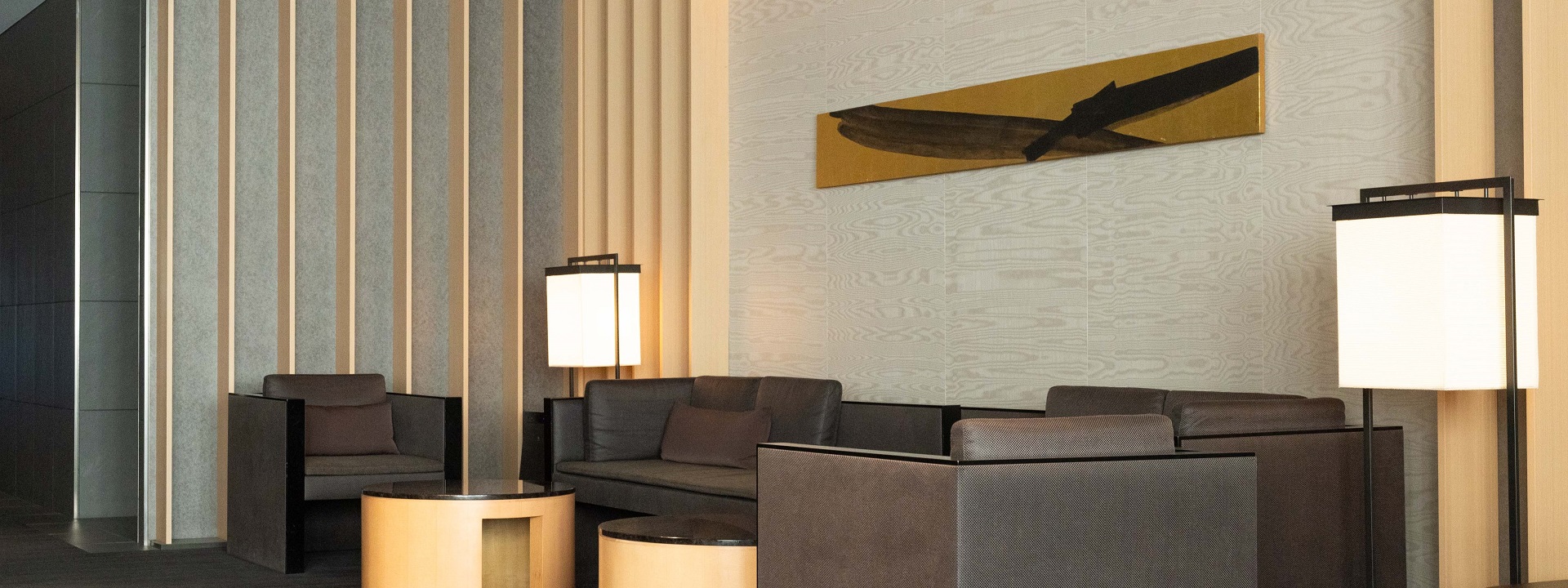 营造出凛然气氛的篠田桃红的作品