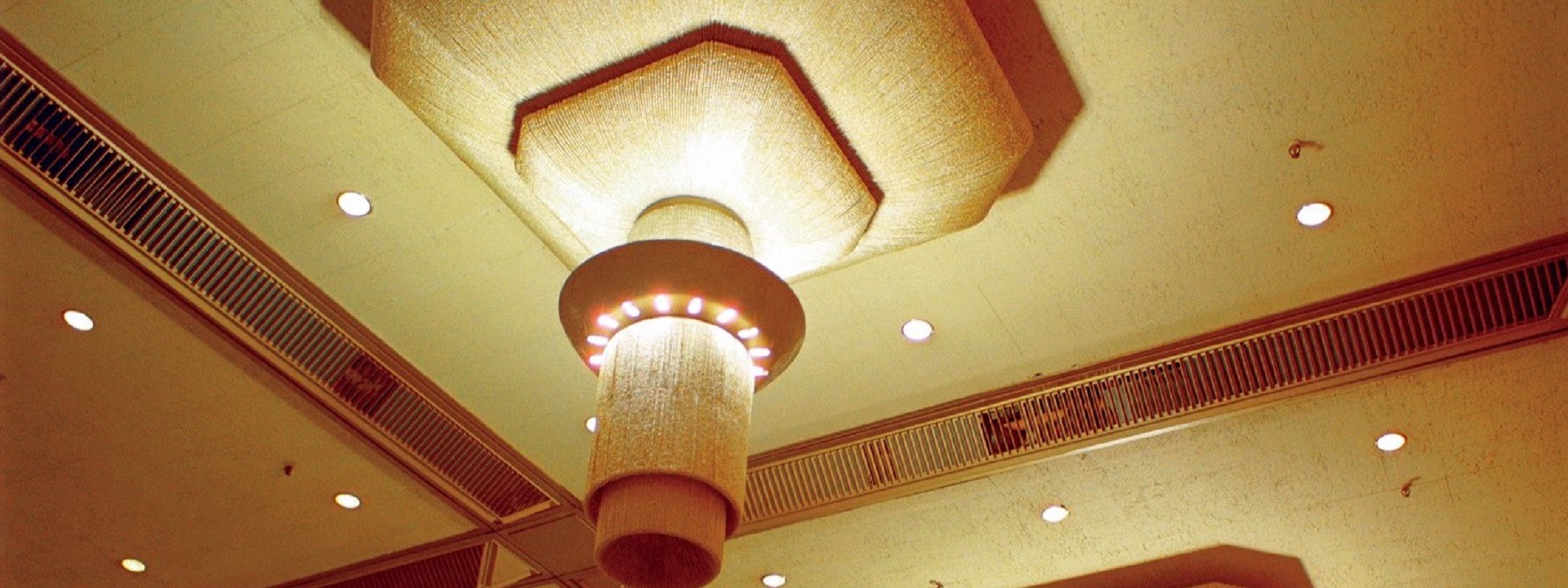 日本の美を受け継いだ真珠のシャンデリア