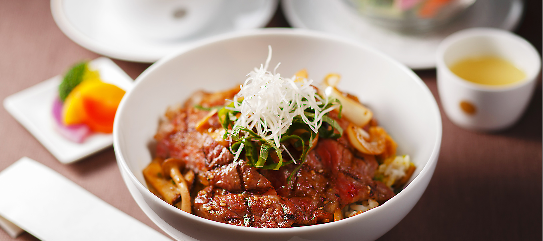 국산 쇠고기 등심 스테이크 덮밥 수프, 샐러드와 함께