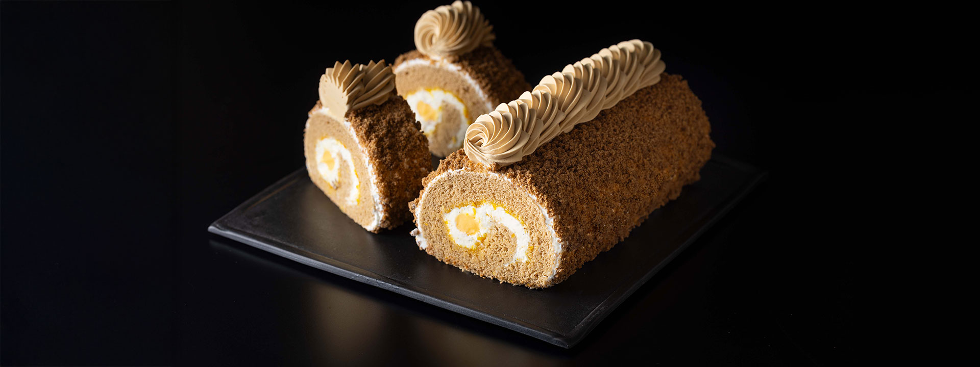 차와 오렌지 롤 케이크