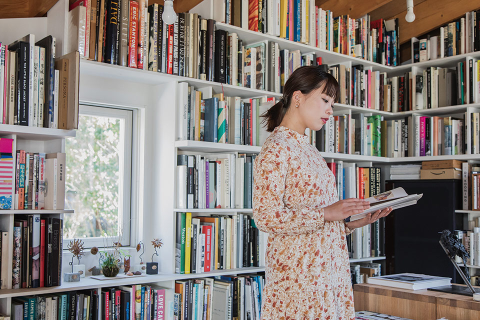 書棚の本は自由に読むことができる