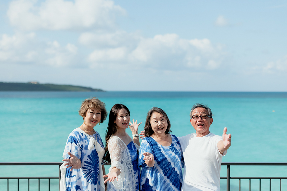 宮古ブルーの海をバックにハイポーズ！