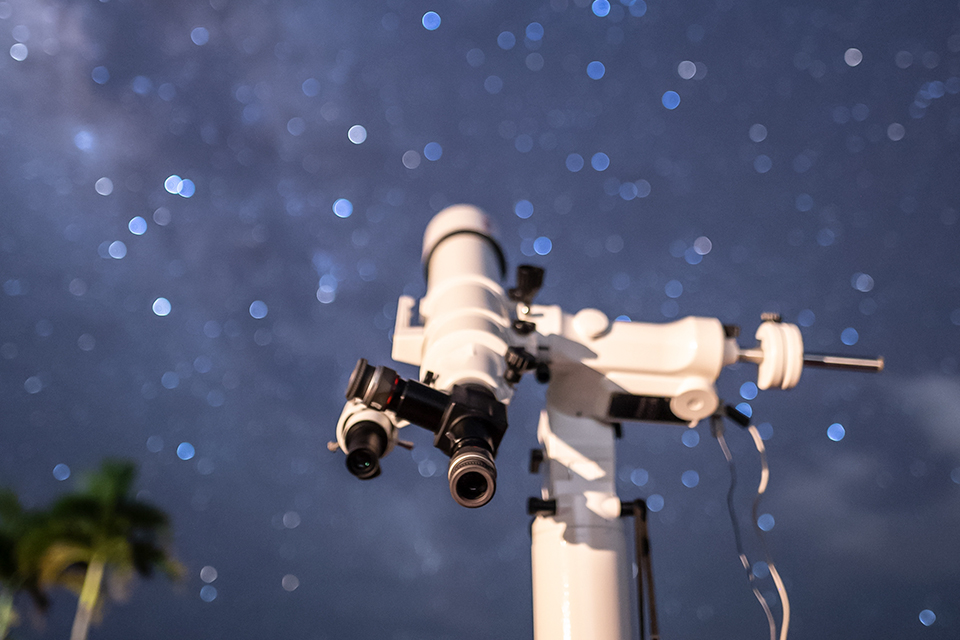 天体望遠鏡で惑星や星雲も観測できます