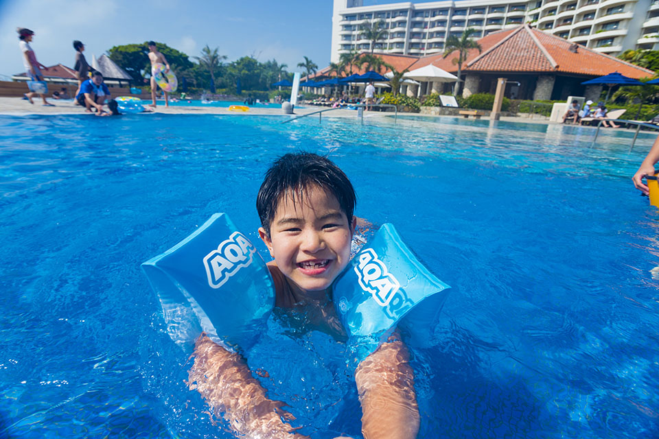 An outdoor pool that even young children can enjoy.