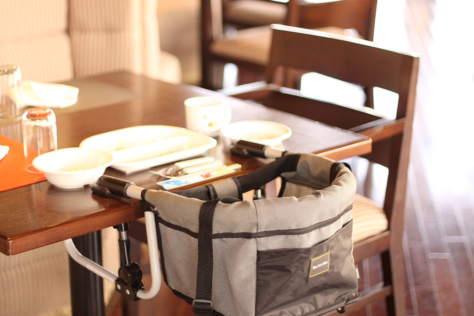 We provide high chairs and tableware for children.