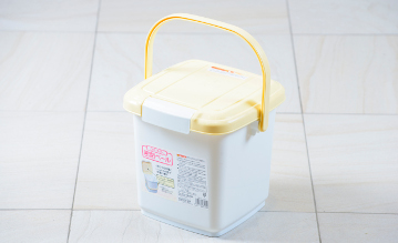 Diaper holder <br />(This trash can is for used diapers only.)
