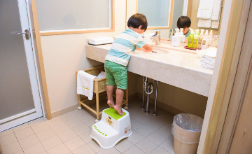 Bathroom steps <br />(Two steps with anti-slip pads)