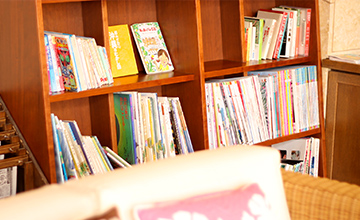 There are picture books in the lobby. Please feel free to read them in your room or in the lobby.
