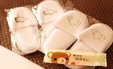 Children's slippers and toothbrushes are available at the front desk. Please feel free to ask.