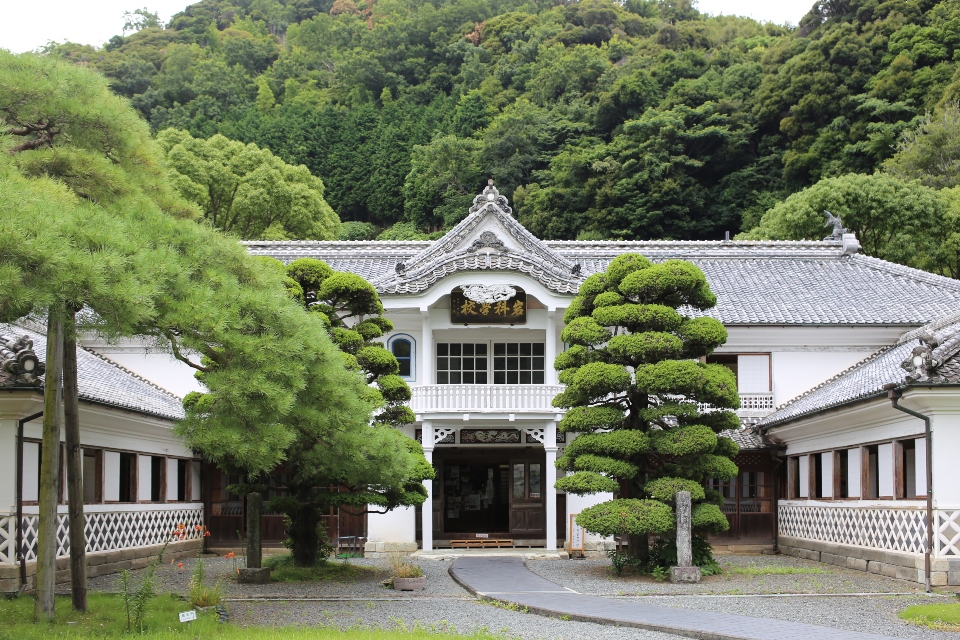 从松崎町乘坐开往八木山的东海巴士不到 10 分钟即可到达。这是您一边查看巴士时刻表一边绝对想去参观的地方。