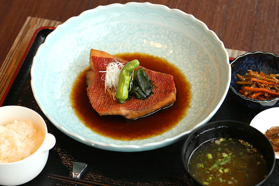 金目鯛の煮つけ「番所定食」お味噌汁、香の物、小鉢