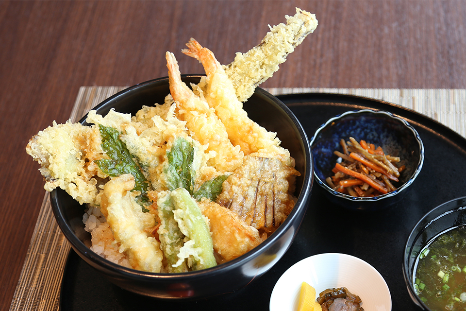 穴子、海老、野菜の「番所天丼」お味噌汁、香の物、小鉢