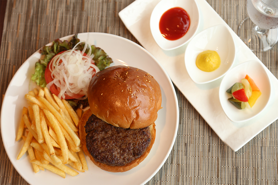 国産牛のハンバーガー　フライドポテト添え