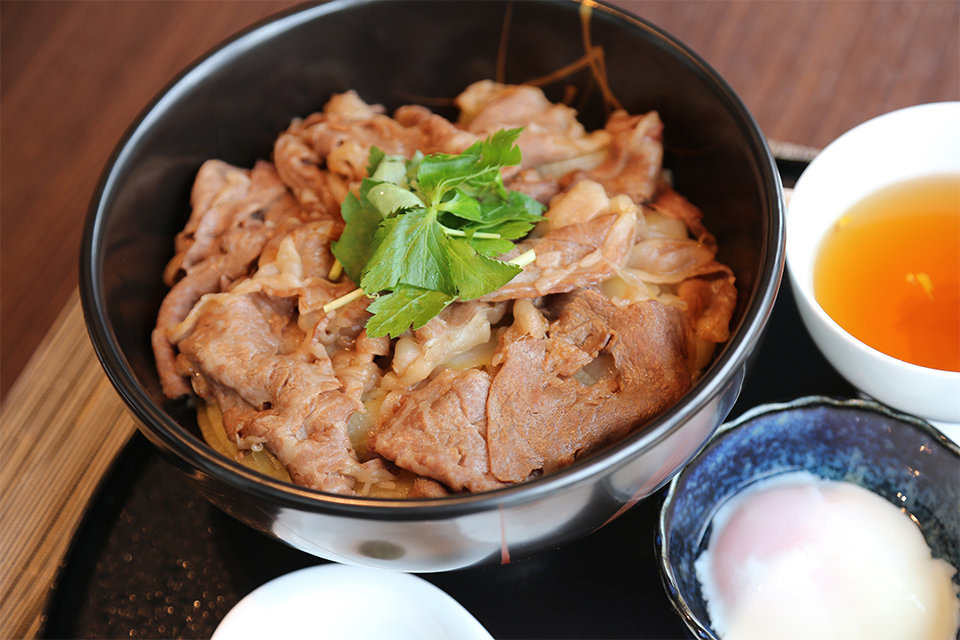 国産牛の「番所牛丼」　柚子コンソメ、ピクルス、薬味添え