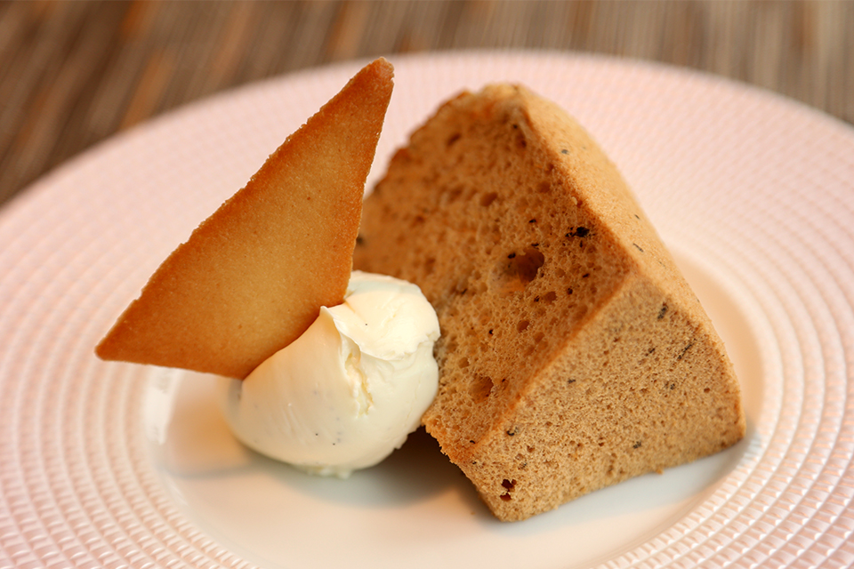 本日のシフォンケーキ　アイス添え