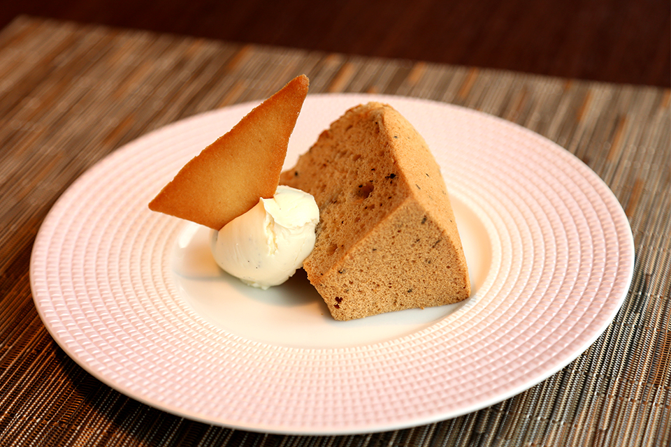 本日のシフォンケーキ アイス添え