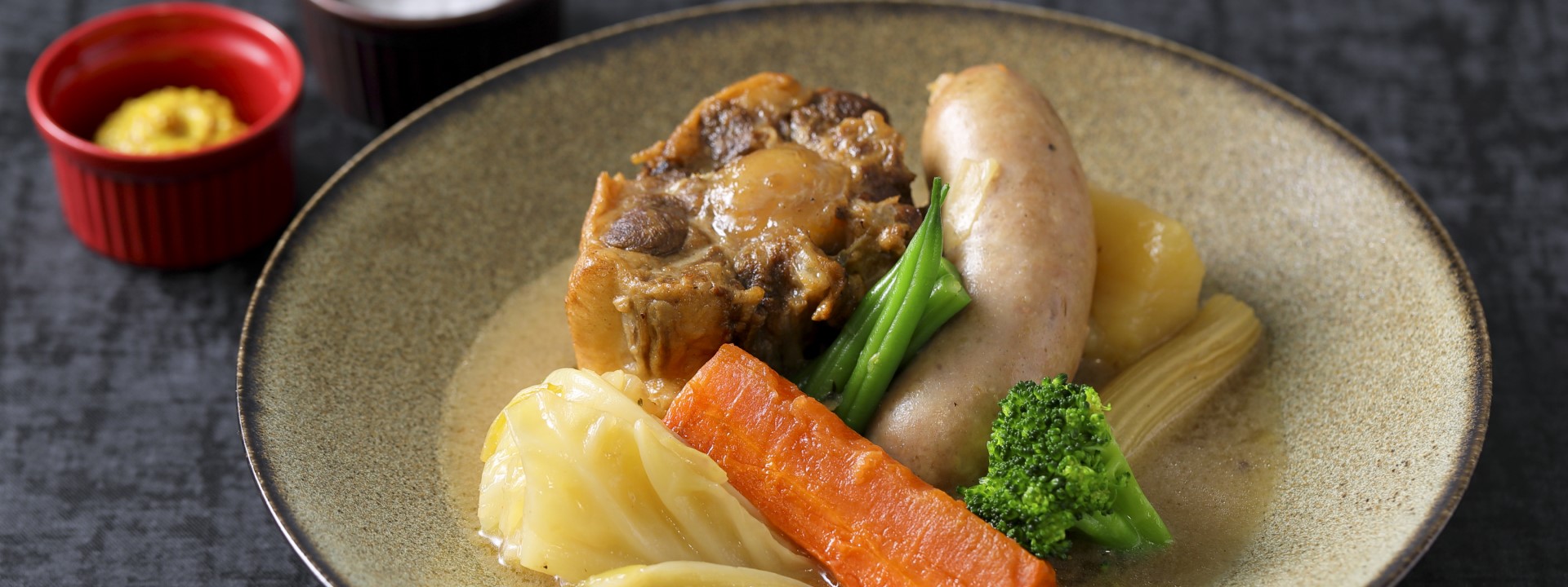 Pot-au-feu with domestic beef tail and coarsely ground sausage