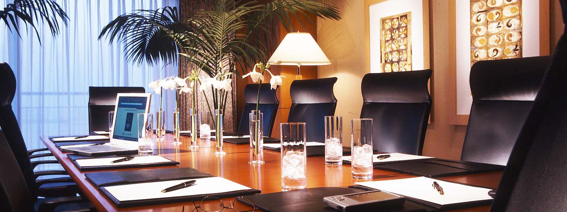 The "Business Lounge" conference room on the 24th floor of the Yokohama Bay Hotel Tokyu. Ten chairs surround a table placed in the center of the room.